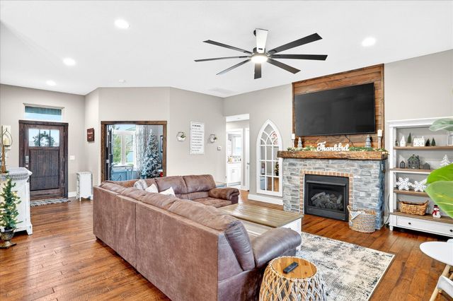 926 E Downshire Drive, Nixa, MO 65714