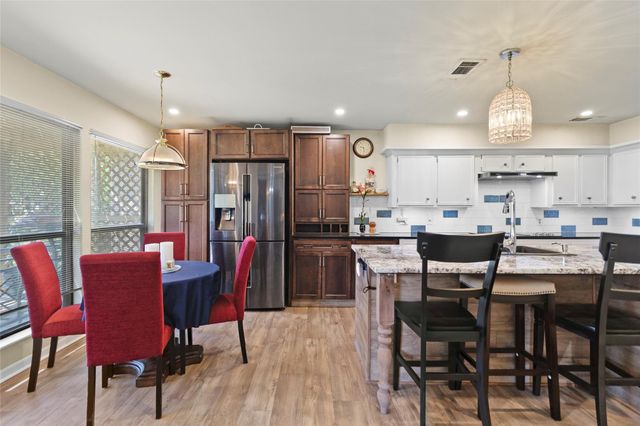 200 Old Bridge Lake, Houston, TX 77069