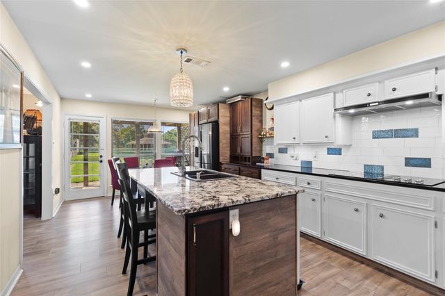 200 Old Bridge Lake, Houston, TX 77069