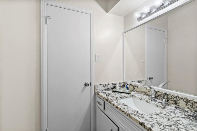 200 Old Bridge Lake, Houston, TX 77069
