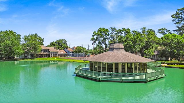 200 Old Bridge Lake, Houston, TX 77069