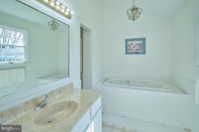 6724 UPPER YORK RD, New Hope, PA 18938