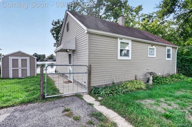 9385 Mandon Road, White Lake Charter Township, MI 48386