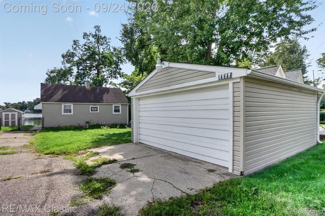 9385 Mandon Road, White Lake Charter Township, MI 48386