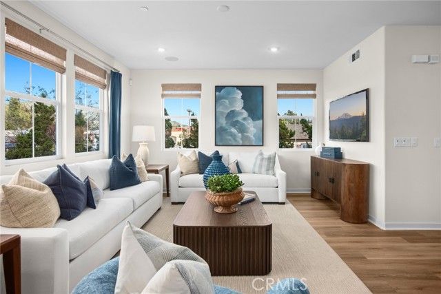 537 Gregory Way, Glendora, CA 91740