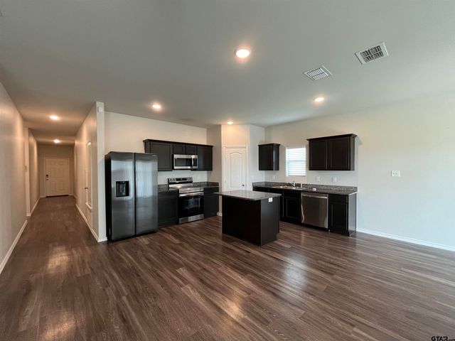 917 Martin St, Chandler, TX 75758