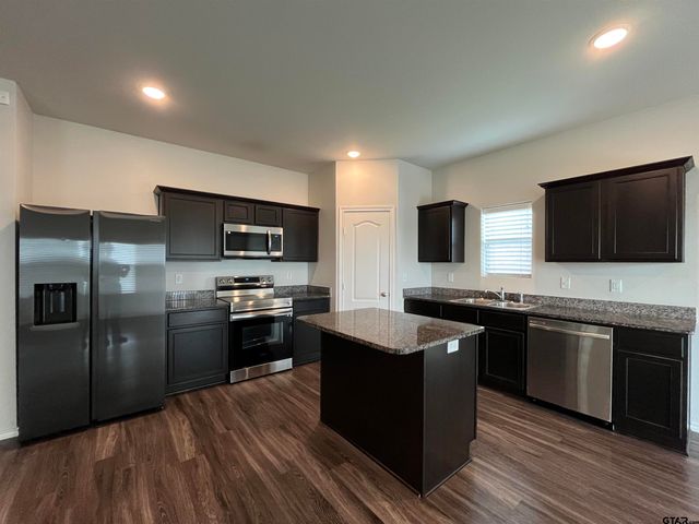 917 Martin St, Chandler, TX 75758