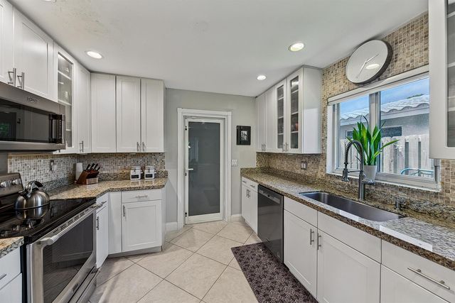 3652 NE 18TH Avenue, Oakland Park, FL 33334