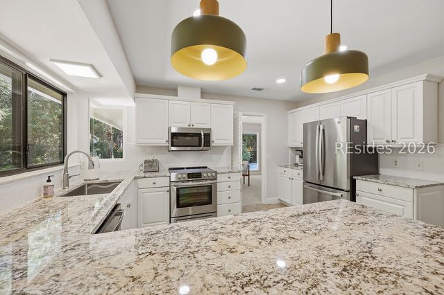 18 Forest Dr, Hilton Head Island, SC 29928