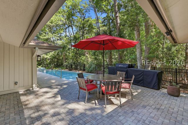 18 Forest Dr, Hilton Head Island, SC 29928