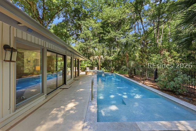 18 Forest Dr, Hilton Head Island, SC 29928