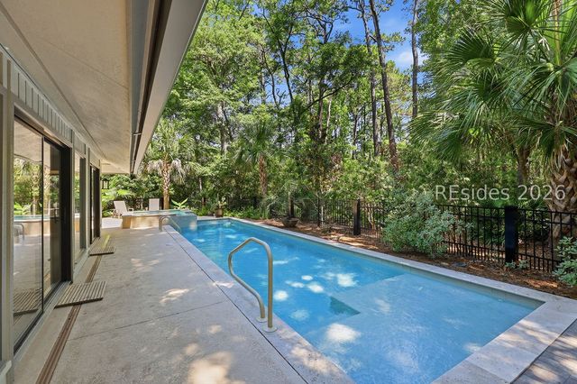 18 Forest Dr, Hilton Head Island, SC 29928