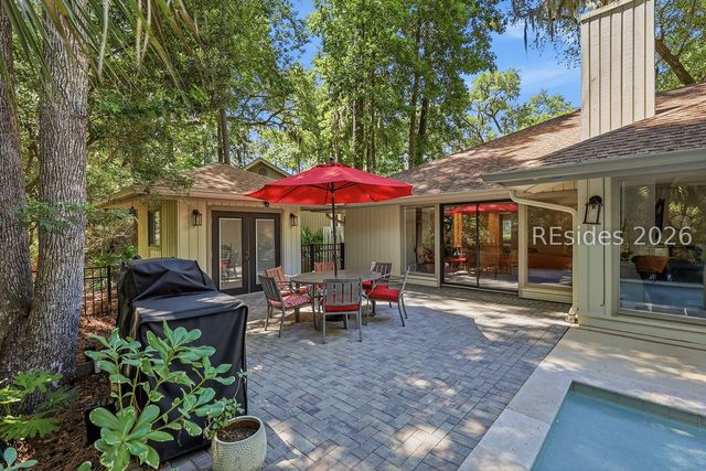 18 Forest Dr, Hilton Head Island, SC 29928