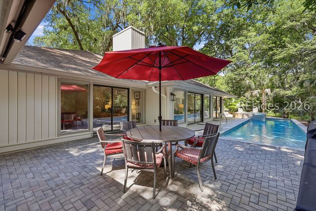18 Forest Dr, Hilton Head Island, SC 29928