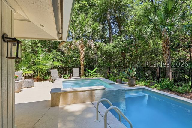18 Forest Dr, Hilton Head Island, SC 29928