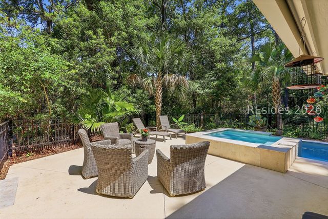 18 Forest Dr, Hilton Head Island, SC 29928