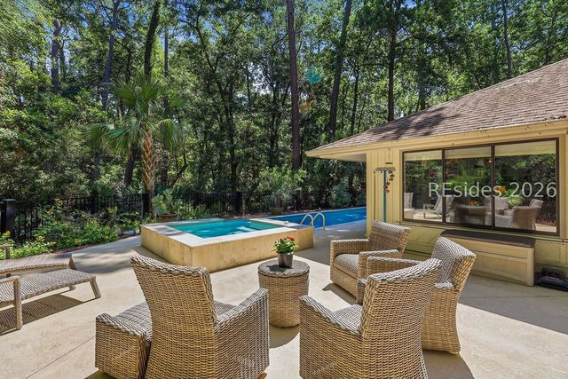 18 Forest Dr, Hilton Head Island, SC 29928
