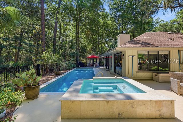 18 Forest Dr, Hilton Head Island, SC 29928