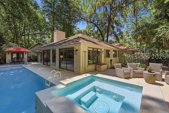 18 Forest Dr, Hilton Head Island, SC 29928