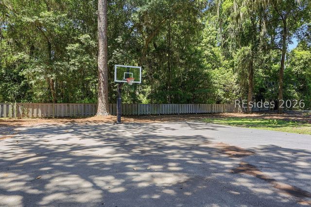 18 Forest Dr, Hilton Head Island, SC 29928