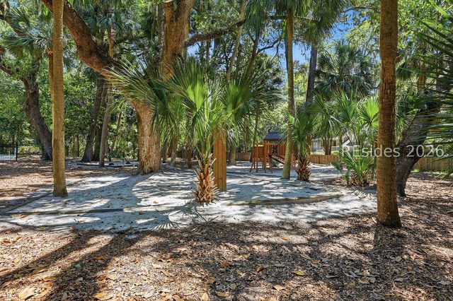 18 Forest Dr, Hilton Head Island, SC 29928