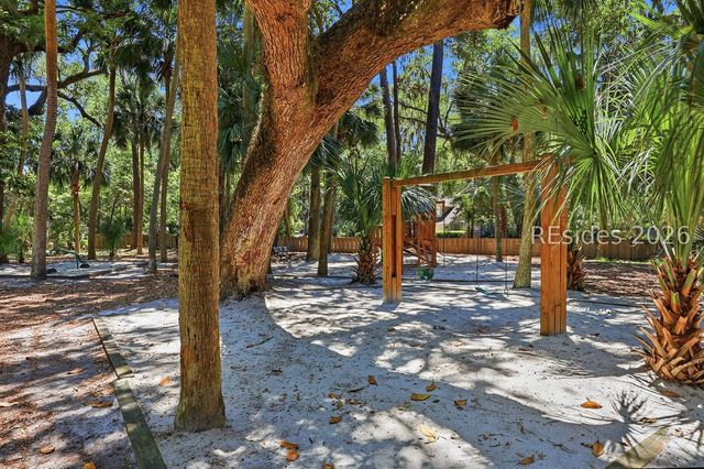 18 Forest Dr, Hilton Head Island, SC 29928
