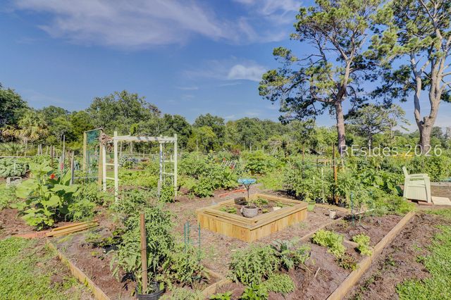 18 Forest Dr, Hilton Head Island, SC 29928