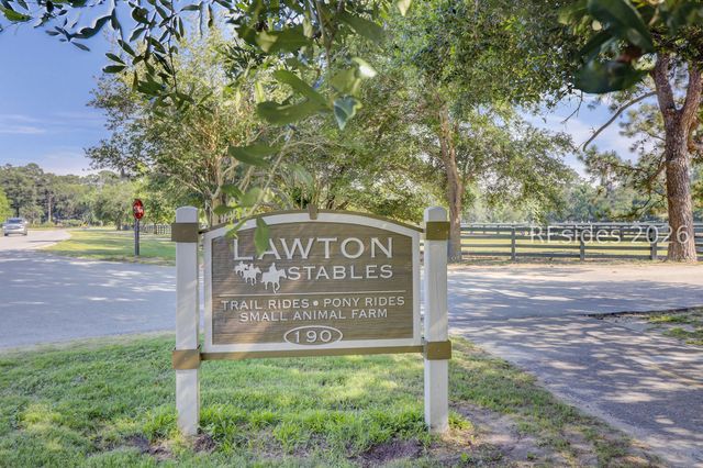 18 Forest Dr, Hilton Head Island, SC 29928