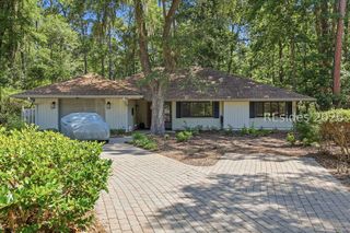 18 Forest Dr, Hilton Head Island, SC 29928
