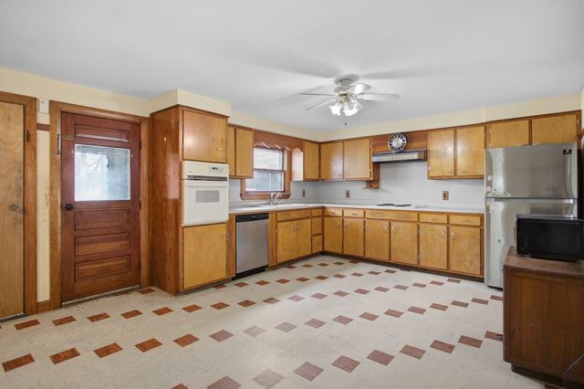 96 Canton St, Fitchburg, MA 01420