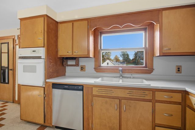 96 Canton St, Fitchburg, MA 01420