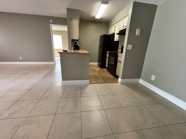 704 NW 103rd Terrace 102, Pembroke Pines, FL 33026