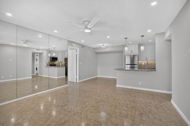 7262 GOLF COLONY Court 204, Lake Worth, FL 33467