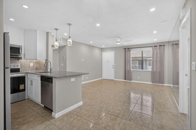 7262 GOLF COLONY Court 204, Lake Worth, FL 33467