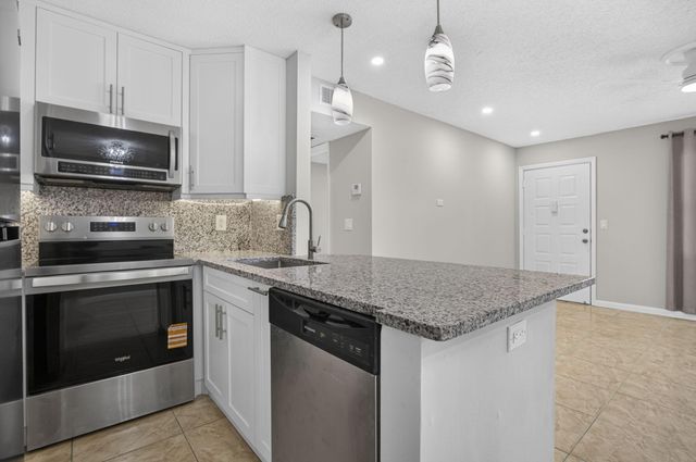 7262 GOLF COLONY Court 204, Lake Worth, FL 33467