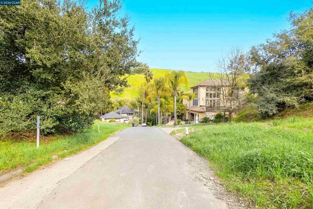 40 Rodrigues Ln, Walnut Creek, CA 94597