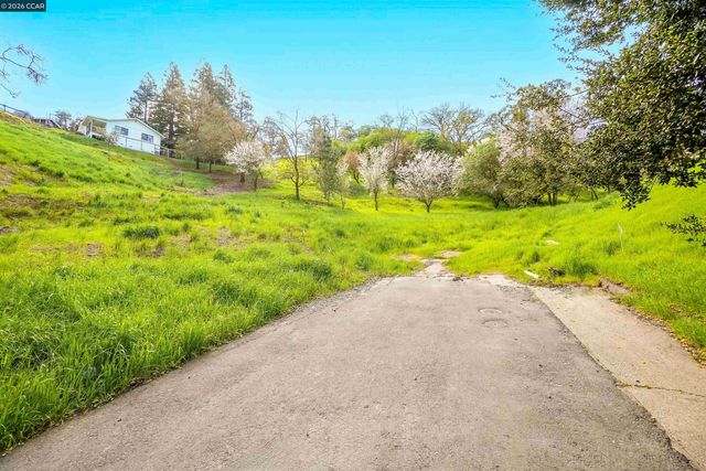 40 Rodrigues Ln, Walnut Creek, CA 94597