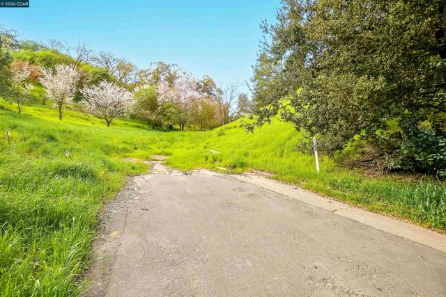 40 Rodrigues Ln, Walnut Creek, CA 94597