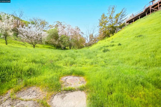 40 Rodrigues Ln, Walnut Creek, CA 94597