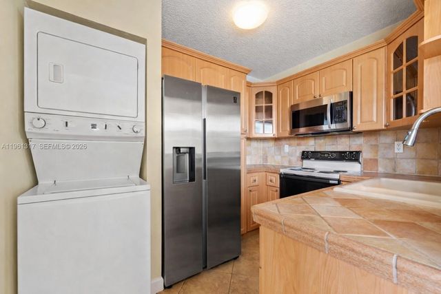 10020 NW 9th St Cir 202, Miami, FL 33172