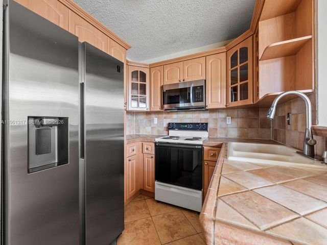 10020 NW 9th St Cir 202, Miami, FL 33172