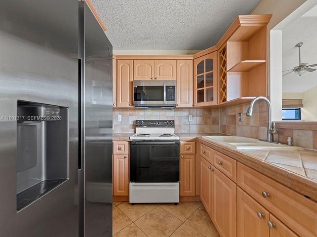 10020 NW 9th St Cir 202, Miami, FL 33172