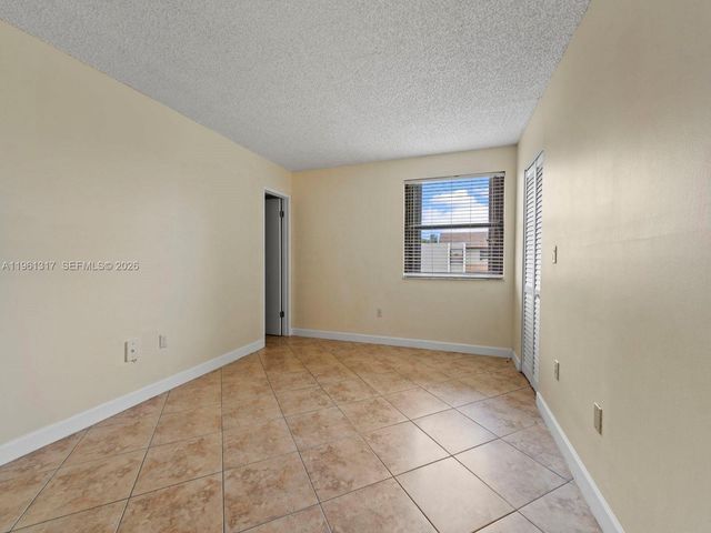 10020 NW 9th St Cir 202, Miami, FL 33172