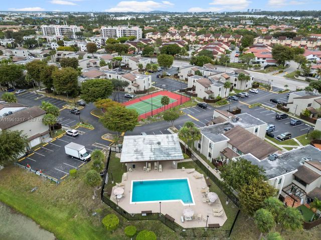 10020 NW 9th St Cir 202, Miami, FL 33172