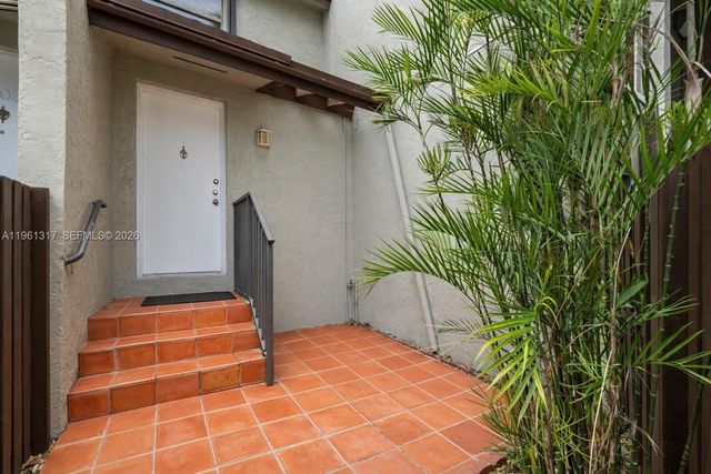 10020 NW 9th St Cir 202, Miami, FL 33172