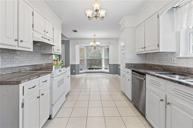 8383 Twin Lakes Drive, Mobile, AL 36695