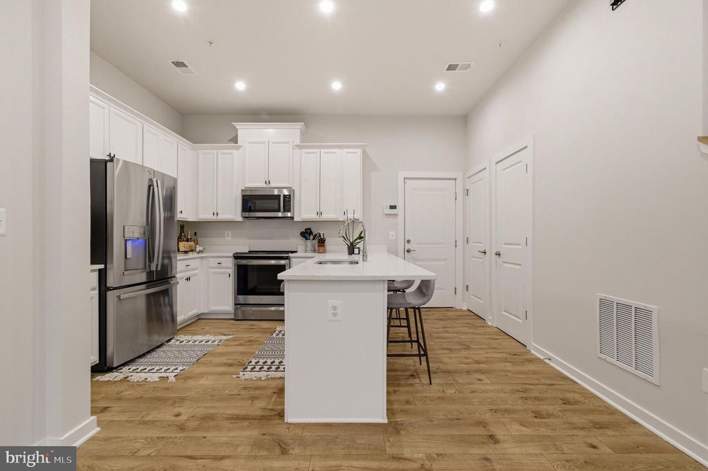 Image 10 of property listing at 16126 CONNORS WAY #87, Rockville, MD 20855