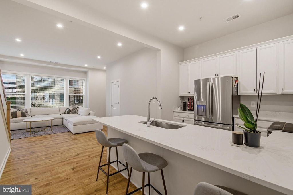 Image 12 of property listing at 16126 CONNORS WAY #87, Rockville, MD 20855