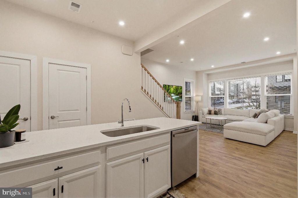 Image 14 of property listing at 16126 CONNORS WAY #87, Rockville, MD 20855