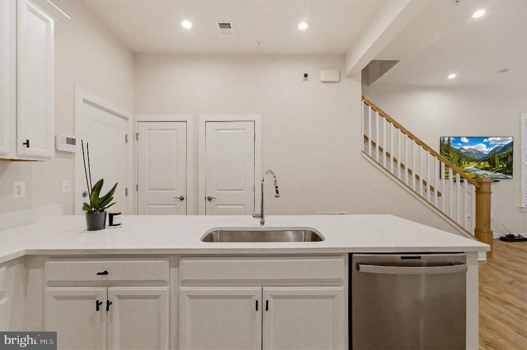 Image 15 of property listing at 16126 CONNORS WAY #87, Rockville, MD 20855